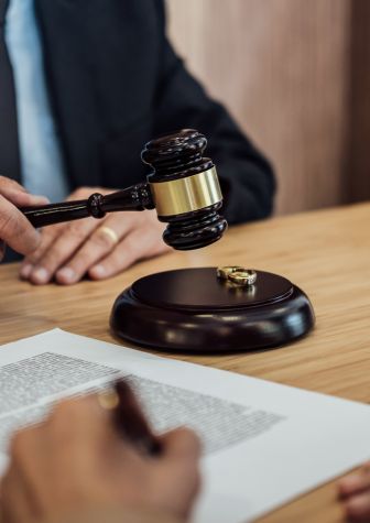 Pasos que debe seguir para solicitar un divorcio por causal en Ecuador
